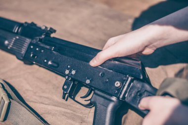 Çocuk demontaj gerçekleştirir, temizleme ve montaj ak-47, bir otomatik tüfek Kalaşnikof