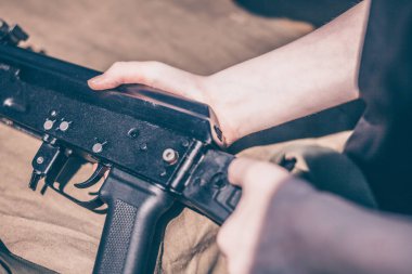 Çocuk demontaj gerçekleştirir, temizleme ve montaj ak-47, bir otomatik tüfek Kalaşnikof