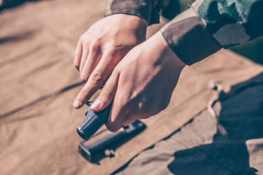 Eğitmen, Makarov tabancasını nasıl sökmesi ve montajını gösterir