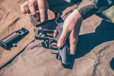 Eğitmen, Makarov tabancasını nasıl sökmesi ve montajını gösterir