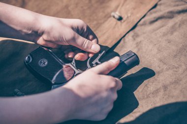 Çocuk Makarov tabanca demontaj, temizlik ve montaj gerçekleştirir