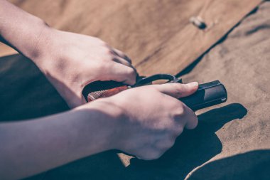 Çocuk Makarov tabanca demontaj, temizlik ve montaj gerçekleştirir