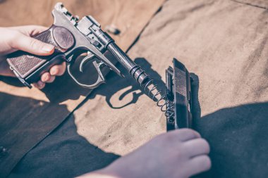 Çocuk silah demontaj, temizlik ve montaj gerçekleştirir