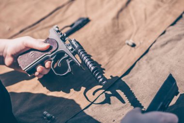 Çocuk Makarov tabanca demontaj, temizlik ve montaj gerçekleştirir