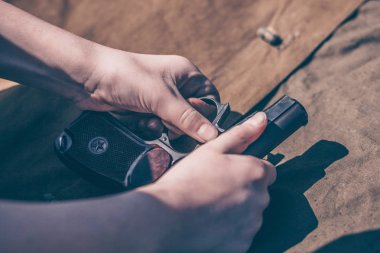 Çocuk silah demontaj, temizlik ve montaj gerçekleştirir