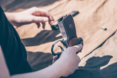 Çocuk Makarov tabanca demontaj, temizlik ve montaj gerçekleştirir