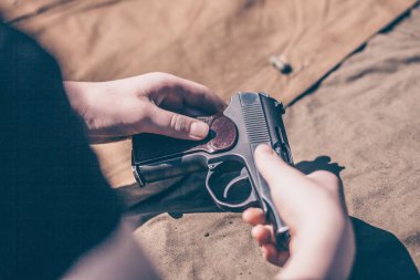 Çocuk silah demontaj, temizlik ve montaj gerçekleştirir