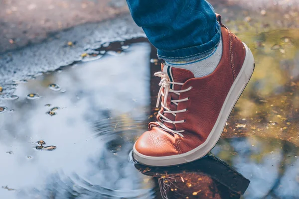 Su geçirmez ayakkabılar bir birikintisi