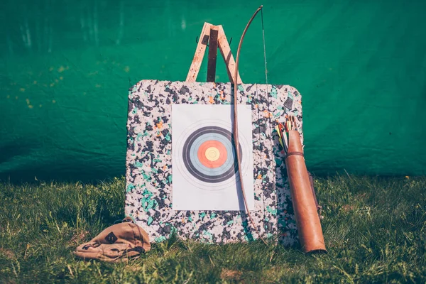 Atış eğitimi için yeşil çim üzerinde oklar ile hedef, yay ve titreme