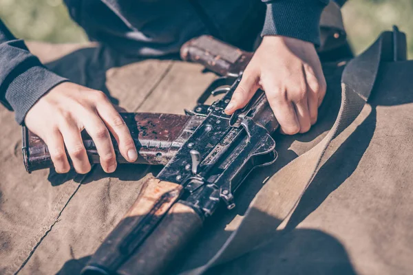 Eğitmen nasıl ak-47 Kalaşnikof sökmek için gösterir