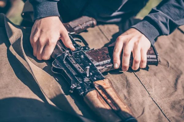 Eğitmen nasıl ak-47 Kalaşnikof sökmek için gösterir