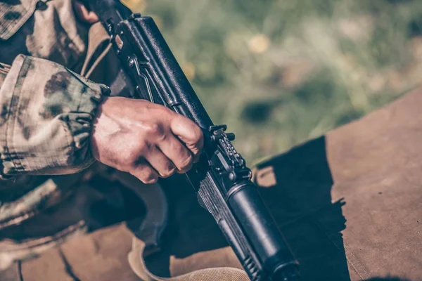 Eğitmen nasıl ak-47 Kalaşnikof sökmek için gösterir