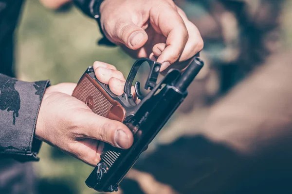 Eğitmen, Makarov tabancasını nasıl sökmesi ve montajını gösterir