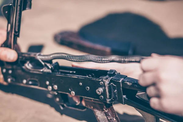 Çocuk demontaj gerçekleştirir, temizleme ve montaj ak-47, bir otomatik tüfek Kalaşnikof