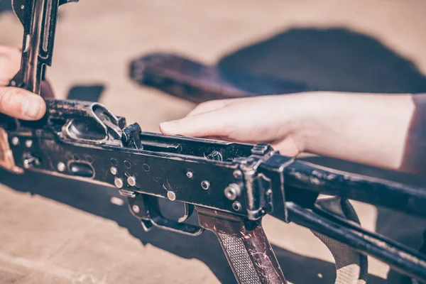 Çocuk demontaj gerçekleştirir, temizleme ve montaj ak-47, bir otomatik tüfek Kalaşnikof