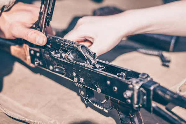 Çocuk demontaj gerçekleştirir, temizleme ve montaj ak-47, bir otomatik tüfek Kalaşnikof