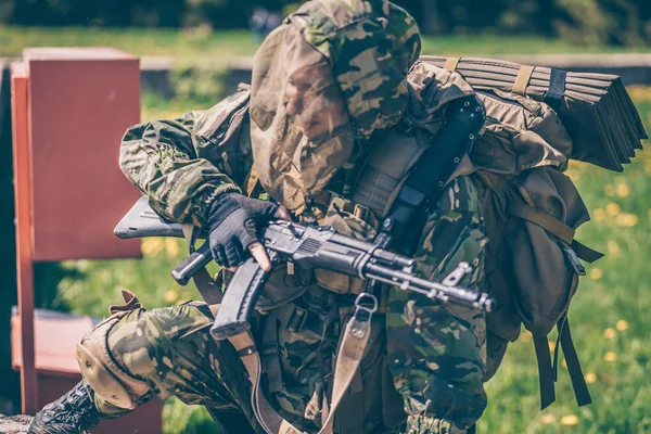Tam teçhizatlı asker taş duvarı aştı.