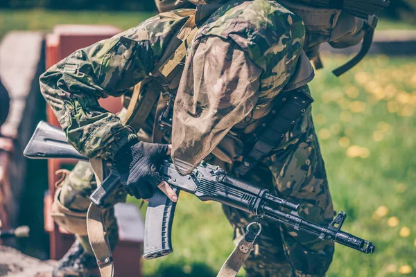 Tam teçhizatlı asker taş duvarı aştı.