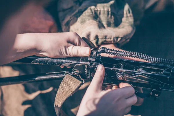 Çocuk demontaj gerçekleştirir, temizleme ve montaj ak-47, bir otomatik tüfek Kalaşnikof