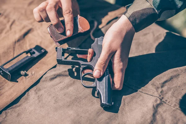 Eğitmen, Makarov tabancasını nasıl sökmesi ve montajını gösterir