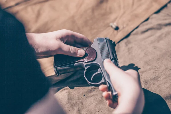 Çocuk silah demontaj, temizlik ve montaj gerçekleştirir