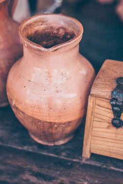 Köyde içecekler için seramik sürahi