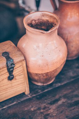 Köyde içecekler için seramik sürahi