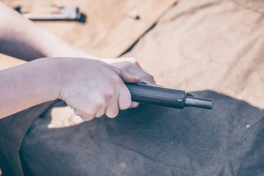 Çocuk Makarov tabanca demontaj, temizlik ve montaj gerçekleştirir