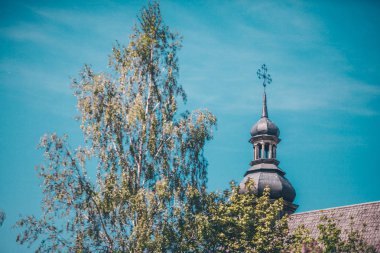 Gökyüzü arka planda antik bir ahşap kilisenin kubbe