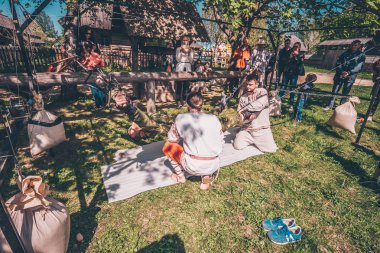 Minsk, Belarus, Mayıs 05, 2018: Geleneksel tıbbın temsilcileri hastanın iskeletini uzatabilir. Sağlıklı bir yaşam yolu Festivali