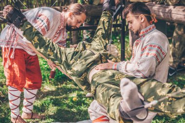 Minsk, Belarus, Mayıs 05, 2018: Geleneksel tıbbın temsilcileri hastanın iskeletini uzatabilir. Sağlıklı bir yaşam yolu Festivali
