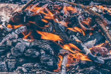 Yangın sonra yer, yanan kömürleri