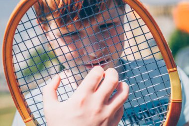 Raket ile genç tenisçi