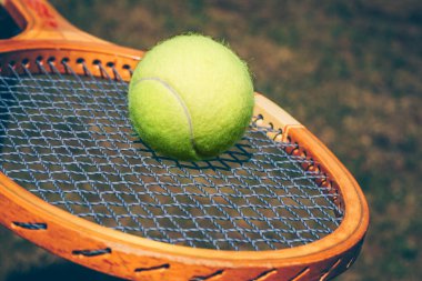 Tenis topu raket üzerinde