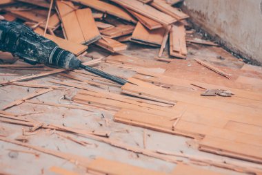 Düz meme ile darbe matkap parke kırar