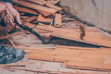 Bir çivi montaj ile işçi parke zemin giderir