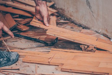 Bir çivi montaj ile işçi parke zemin giderir