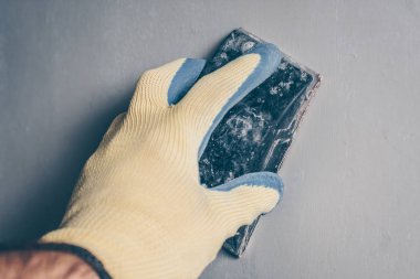 Duvar kağıdı önünde duvarlar hizalayarak