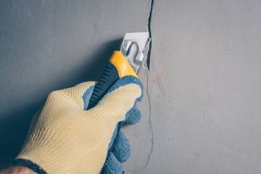 İşçi onarım binanın veya düşük kaliteli iş daralması duvar bir çatlak