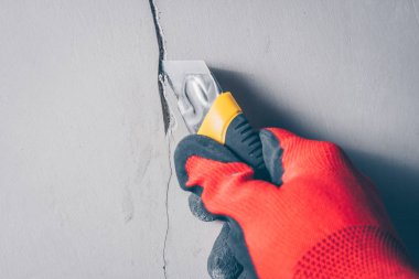 Bir bıçakla çalışmak duvarda bir çatlak uzatır