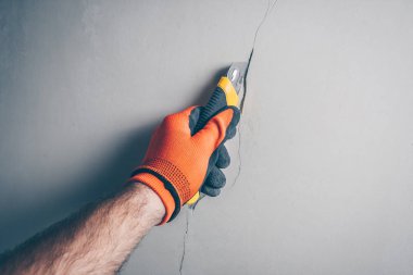 İşçi onarım binanın veya düşük kaliteli iş daralması duvar bir çatlak