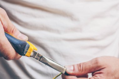 Elektrikçi elektrik iş-kelepçeler kablo penye ile gerçekleştirir