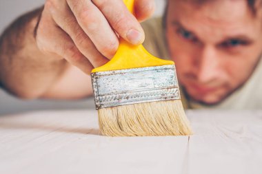 Ressam yüzey üzerinde boya fırçalama astar gerçekleştirir