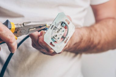 Elektrikçi elektrik iş-kelepçeler kablo penye ile gerçekleştirir