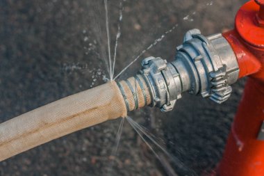 Hasarlı yangın hortumundan yüksek basınçlı su jetleri