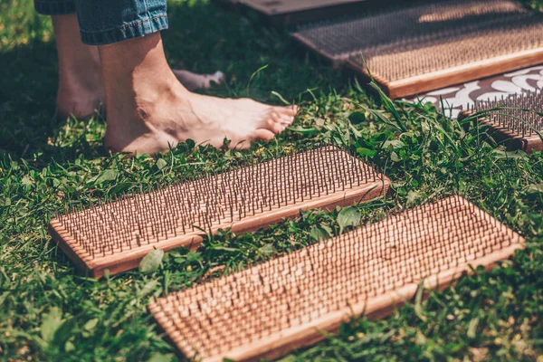 Uma Pessoa Prepara Para Pisar Uma Placa Com Unhas Afiadas — Fotografia de Stock