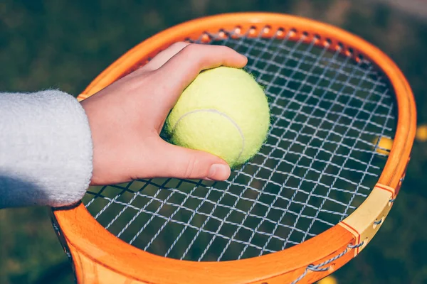 Mão Menino Com Uma Raquete Tênis Uma Bola — Fotografia de Stock