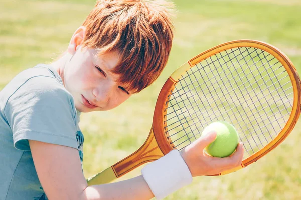 Joven Tenista Pelirrojo Concentra Preparar Pelota — Foto de Stock