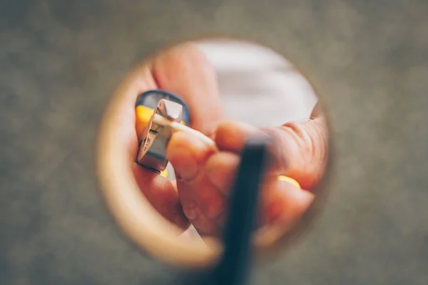 Blick Von Einem Loch Der Wand Auf Die Hände Eines — Stockfoto