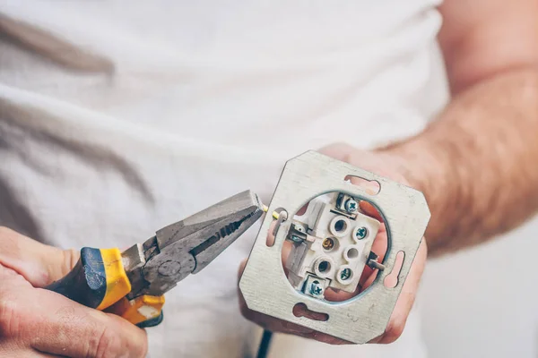 Elektricien Voert Een Elektrische Werk Tang Door Elektrische Kabel Aan — Stockfoto